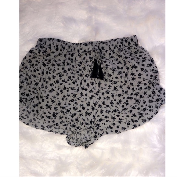💕 Floral shorts ❣️ - Picture 2 of 11